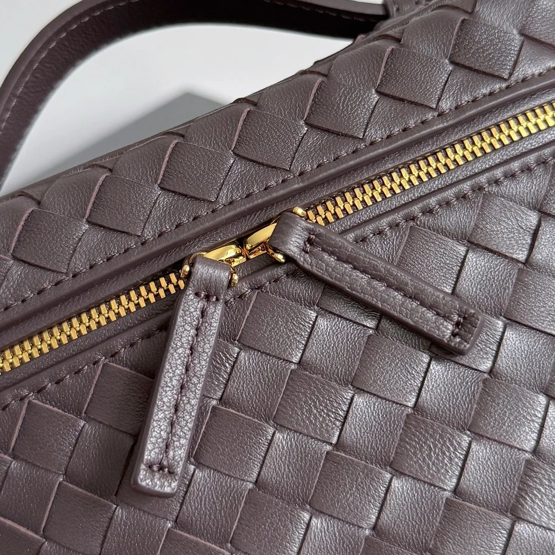 Batch 1480 BOTTEGA VENETA2025 new women's small Soft Vanity cosmetic bag, using the classic Intrecciato weaving technique, inheriting the classics, the ring buckle design 😎 The light metal chain gives you a high-end sense of matching, the chain is removable, and it can be used as a handbag ~ An elegant small bag that is perfect for participating in events. The overall body of the bag is as soft as marshmallow and can be easily kneaded, showing the strong toughness and high-end feel of the leather. The touch of sheepskin is so amazing. It is so healing when pinched! I have absolutely no resistance to small bags! ! ! Style number: 843800 Color: black brown Size: 19*14*3cm